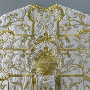Casulla Bordada a Mano Personalizada con Flecos Blancos y Dorados, Tela de Seda, Vestimenta Litúrgica para Ceremonias Religiosas - Product Image 3
