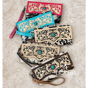 Nouvelle collection : Portefeuille-bracelet en cuir véritable de vachette à poils, orné de conchos turquoise et de motifs sculptés à la main, pour femme - Product Image 1