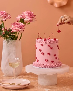 Soporte de Pastel de Resina Hecho a Mano de Lujo con Borde Festoneado – Exhibidor de Postres Decorativo Moderno para Panadería, Bodas y Decoración del Hogar - Product Image 2