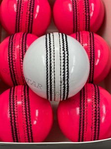 Pelota de Cricket SALSTAR SPORTS de Primera Calidad, Cosida a Mano, Ambidestra, Ecológica, de Cuero Vacuno de Primera Calidad, Rosa y Blanca - Product Image 1