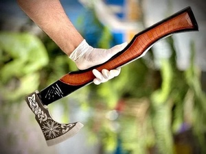 Axe Viking artisanal A&M ENTERPRISES avec tête en acier gravée de la rune Aegishjalmur, manche en bois courbé avec incrustation en cuir - Product Image 5
