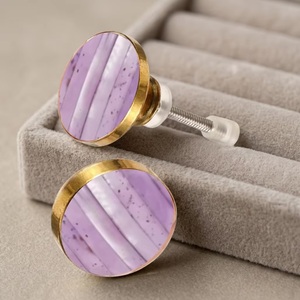 Poignée de meuble en résine violette avec garniture en laiton, écologique, installation facile, design contemporain pour la maison et le bureau - Product Image 1