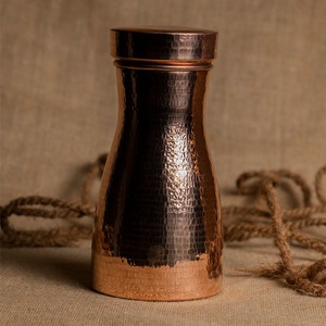 Botella de Agua de Cobre de Lujo Grabada a Mano con Diseño Floral, Estilo Tradicional Indio para Uso en el Comedor - Product Image 4
