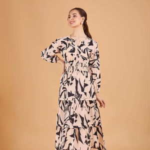 เดรสพิมพ์ลายสีพีช ทรงพอดีตัว คอวี แขนยาว ความยาวปานกลาง ชายกระโปรงบาน ขนาดและทรงพอดีตัว - Product Image 1