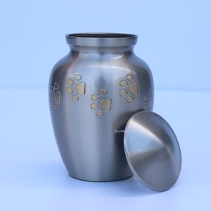 Urnas de Cremación Modernas de Alta Calidad para Mascotas, Urna de Cremación de Latón Grabada con Huella de Pata, Urnas Artesanales para Cenizas de Mascotas - Product Image 4