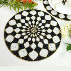 Mantel individual bordado a mano con cuentas, ideal para eventos festivos y decoración del hogar, para mesas de café y comedor. - Product Image 1