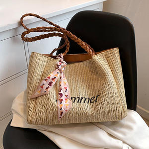Transformez votre garde-robe saisonnière avec ce sac élégant en fil naturel, orné d'un imprimé lettrage estival et doté de poignées d'épaule, maintenant disponible. - Product Image 3