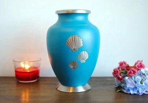 Urne commémorative Coastal Tribute, design coquillage bleu aqua avec bordure argentée, couvercle décoratif, récipient pour cendres funéraires - Product Image 2