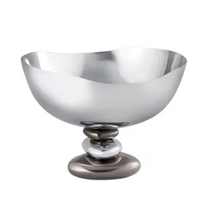 Bol de service moderne en acier inoxydable et aluminium plaqué or, avec base en forme de feuille de chêne et d'acorn, compatible lave-vaisselle, pour usage en restaurant - Product Image 5