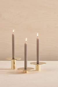 Portavelas de metal de lujo diseñado para interiores de alta gama, que realza el ambiente con una elegancia metálica atemporal. - Product Image 3