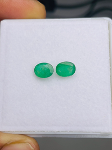 Par de Esmeraldas Naturales de Zambia, Corte Ovalado, 2.28 Quilates, Grado AAA, Certificado IGI, Color Verde, Pulido Perfecto, Precio Económico - Product Image 5
