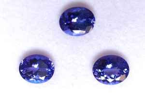 พลอยแทนซาไนต์ทรงรี คุณภาพเยี่ยม สะอาด 100% จากธรรมชาติ น้ำหนัก 12.64 กะรัต ขนาด 9x11 มม. 3 เม็ด สี D'Block สำหรับทำเครื่องประดับ - Product Image 2