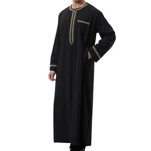 Túnica Árabe con Detalles en Dorado, Tejido Premium, Textura Rica, Elegante y Modesta, Lista para Usar en Ocasiones Especiales, Colección Herencia Árabe para Hombre - Product Image 3