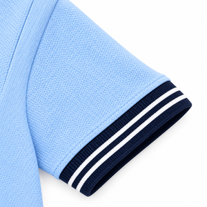 Polo bleu clair pour garçons, col contrastant marine, poche poitrine rayée, manches courtes, haut décontracté en coton pour l'été - Product Image 3