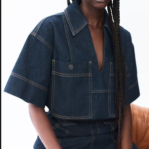 Chemise en jean courte (souvent stylisée comme un "top en jean ample" ou une "chemise en jean utilitaire"). - Product Image 2