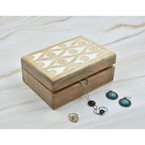Coffret de rangement en bois économique pour petits accessoires, bagues, boucles d'oreilles, souvenirs, design décoratif sculpté à la main Aaliyan - Product Image 1