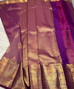 Sari de Seda Morado con Borde Dorado Zari, Traje Tradicional Indio para Bodas, para Mujer - Product Image 2