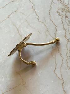 Crochet mural en forme de fleur, élégant et décoratif, en métal, parfait pour accrocher des gants de jardin, des outils d'artisanat et des objets légers, provenant d'Inde. - Product Image 5