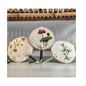 พัดลมไม้ไผ่งานปักลายดอกไม้งานฝีมือของที่ระลึกจากการทอผ้าธรรมชาติ - Product Image 3