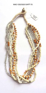 Collier de fête pour femme MAE, style bohème, en perles de corail colorées multicouches en forme de cœur - Product Image 3