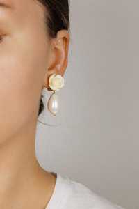 Pendientes florales de novia con clip de rosas, pendientes grandes con perlas colgantes, accesorios elegantes para boda, para orejas sin perforar - Product Image 4