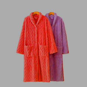 Peignoir en tissu éponge doux avec logo brodé élégant, robe de détente confortable pour la maison et le spa - Product Image 4