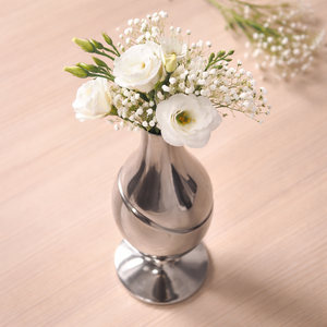 Vase à fleurs élégant en métal argenté, doté d'un corps en forme de goutte d'eau, d'un accent de découpe diagonale et d'une base sur piédestal pour la présentation florale - Product Image 3
