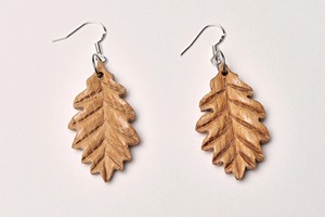 Collier pendentif feuille de chêne en bois, breloque en bois sculpté naturel, bijou artisanal sur cordon noir, décoration faite à la main - Product Image 5