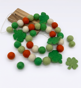 Guirlande Festive Artisanale en Feutre de Laine Biodégradable pour la Saint-Patrick, avec Trèfles et Pompons Verts et Oranges, pour Décoration de Cheminée et Fêtes - Product Image 3