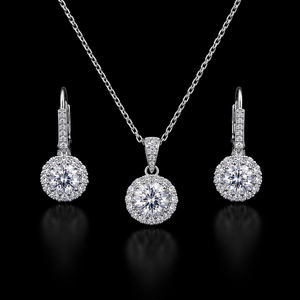 Ensemble pendentif et boucles d'oreilles Halo en argent sterling 925 avec diamants de laboratoire CVD E-F VVS VS, bijoux de mariée de créateur - Product Image 1