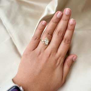 Bague de fiançailles en or massif 14 carats avec diamant ovale de 5,00 carats, cultivé en laboratoire, à double sangle croisée, bijoux fins pour amoureux - Product Image 4