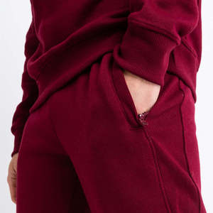 Survêtement à capuche bordeaux pour homme, manches longues, design uni, vêtement décontracté, 100% coton, poids moyen, coupe régulière avec poches latérales - Product Image 3