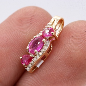 Colgante de Oro Amarillo Sólido de 14K con Rubí Ovalado Natural y Diamantes, Diseño de Ola, Joyería Fina, Memoria Jewels - Product Image 4