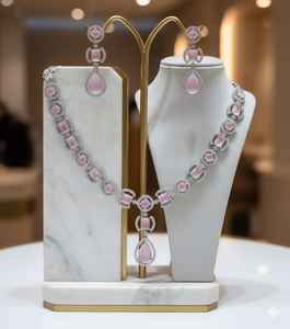 ชุดสร้อยคอทองเหลืองคุณภาพสูงสำหรับผู้หญิง ดีไซน์แบบดั้งเดิม พร้อมเครื่องประดับดีไซน์หรูหราและงานตกแต่งระดับพรีเมียม เหมาะสำหรับงานแต่งงานและเจ้าสาว - Product Image 5