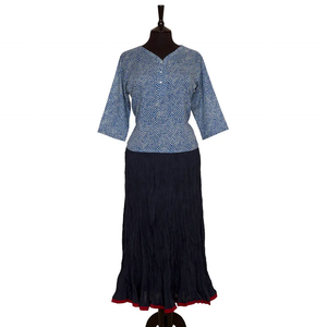 Elegante top de algodón estampado en azul con un clásico escote en V y una placa de tres botones diseñado para un estilo diario sin esfuerzo. - Product Image 2