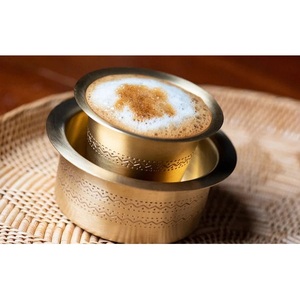 ชุดกระบอกน้ำทองเหลืองดีไซน์หรูหราและมีเอกลักษณ์สำหรับกาแฟกรองแบบอินเดียใต้ ชุดแก้วและจานรองแบบดั้งเดิม ขายส่ง - Product Image 3