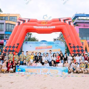 ซุ้มโค้งเป่าลมรูปตัว M ขนาด 12 ฟุต ยี่ห้อ Thuy Linh สำหรับกิจกรรมสร้างทีม พิมพ์ลายด้วย UV ติดตั้งง่าย พร้อมปั๊มลมไฟฟ้า ผลิตในเวียดนาม เหมาะสำหรับใช้งานกลางแจ้ง - Product Image 4