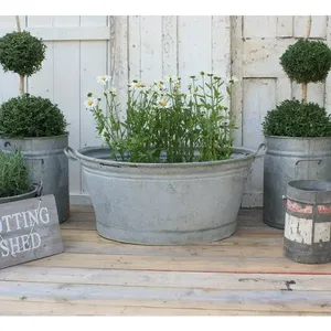 Jardinera galvanizada de estilo rústico para jardinería exterior, ideal para patios, balcones, terrazas y espacios de jardín. - Product Image 1