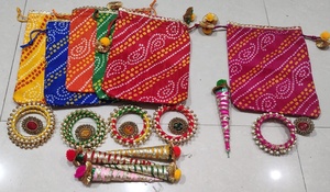 Ensemble cadeau artisanal de pochettes Bandhani du Rajasthan avec bracelets en fil de soie coloré, cônes décoratifs et pochettes traditionnelles - Product Image 2