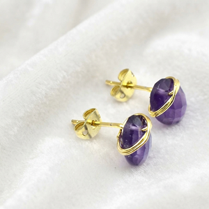 Boucles d'oreilles clous géométriques faites à la main en quartz améthyste, plaquées or 18 carats, avec pierre ovale violette enroulée dans du fil, bijoux pour femme - Product Image 4