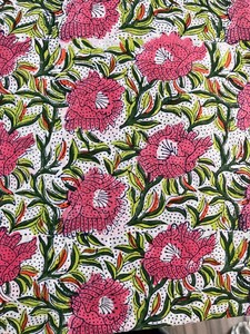 Robe de style kimono en coton respirant avec motif floral, conçue pour les femmes, idéale pour la nuit et offrant une grande liberté de mouvement. - Product Image 2