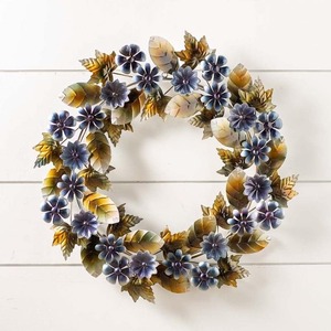 Charmante couronne florale en métal avec des marguerites bleues et des feuilles dorées, parfaite pour une décoration murale ou de porte élégante et transitoire. - Product Image 1