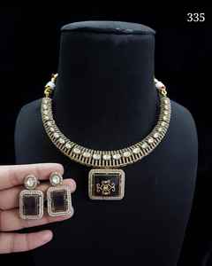 Conjunto de colgante de collar de latón AD de tendencia india con cadena de hilo de perlas estilo etéreo para boda y fiesta de mujer - Product Image 1