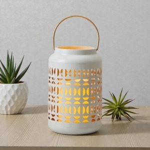 Linterna de acero blanca con recortes geométricos, decoración portátil para el hogar - Product Image 2