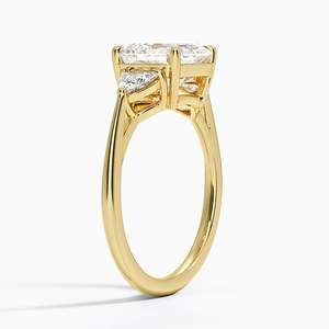 Bague de fiançailles de luxe en or jaune 14 carats avec trois diamants taille Asscher de 3,0 carats et pierres latérales taille Trillion, certifiée IGI, pour femme - Product Image 2
