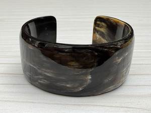 Brazalete de Cuerno de Búfalo Grabado a Rayas y Pulido, Hecho a Mano por Artesanos, Ecológico, Color Personalizado, para Mujer - Product Image 1