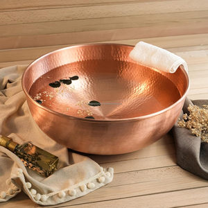 Bol de pédicure en cuivre martelé fabriqué à la main patine verte cuivre foncé et mat Spa Essentials bassin de pédicure rond - Product Image 3