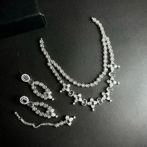 Ensemble de bijoux tendance multicolores à finition brillante avec boucles d'oreilles dorées pour les soirées et les événements, provenant d'un fournisseur indien. - Product Image 5