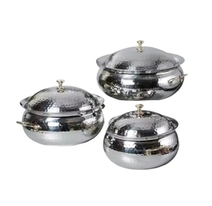 Ensemble de trois casseroles isolées en métal martelé faites à la main de conception créative pour réchauffer et servir des aliments de qualité supérieure - Product Image 6