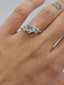 Anillo de Diamante Cultivado en Laboratorio ELVORA GEMS de 1.60 CT con Corte Corazón, Chapado en Oro de 18K |   Anillo de Compromiso de Lujo con Diamantes Blancos |   Certificado por IGI - Product Image 2